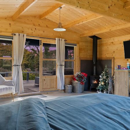 Choller Lake Lodges - Primrose Cabin With Private Hot Tub อารันเดล ภายนอก รูปภาพ