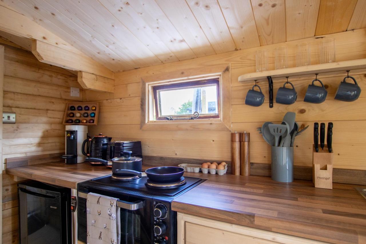 Choller Lake Lodges - Primrose Cabin With Private Hot Tub อารันเดล ภายนอก รูปภาพ