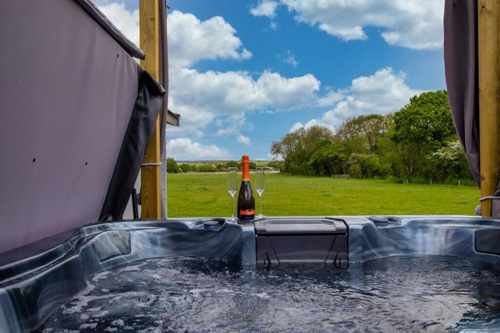 Choller Lake Lodges - Primrose Cabin With Private Hot Tub อารันเดล ภายนอก รูปภาพ
