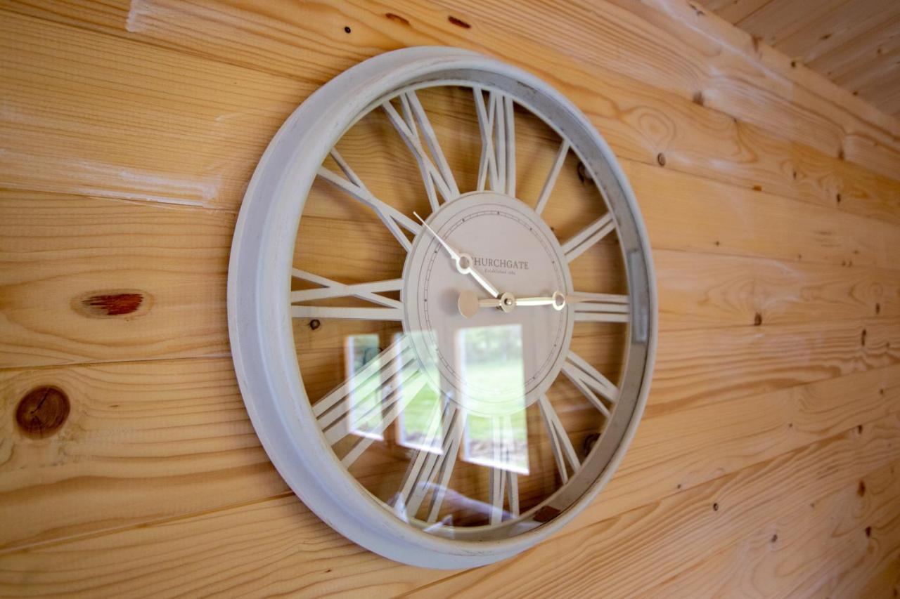 Choller Lake Lodges - Primrose Cabin With Private Hot Tub อารันเดล ภายนอก รูปภาพ
