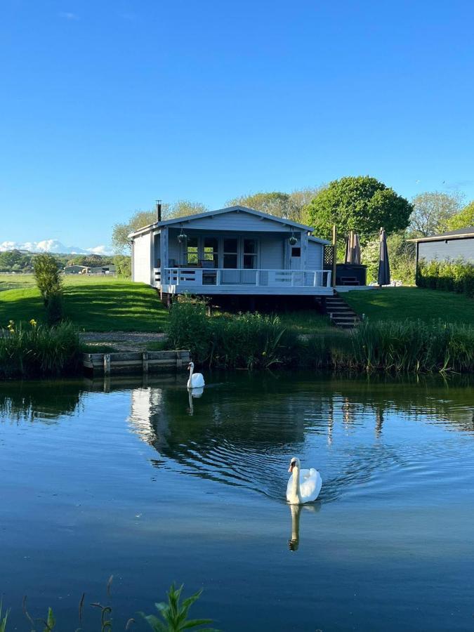 Choller Lake Lodges - Primrose Cabin With Private Hot Tub อารันเดล ภายนอก รูปภาพ