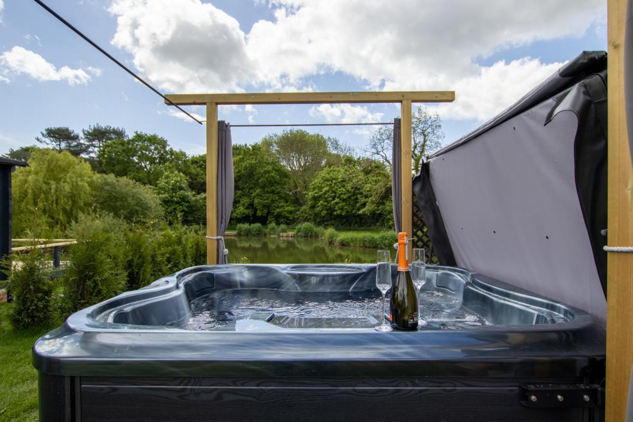 Choller Lake Lodges - Primrose Cabin With Private Hot Tub อารันเดล ภายนอก รูปภาพ