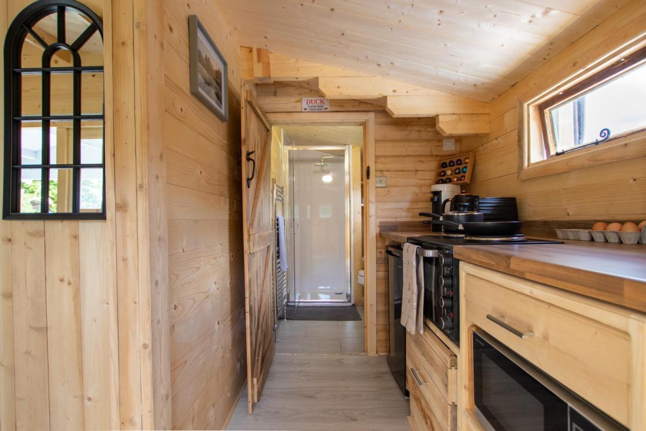 Choller Lake Lodges - Primrose Cabin With Private Hot Tub อารันเดล ภายนอก รูปภาพ