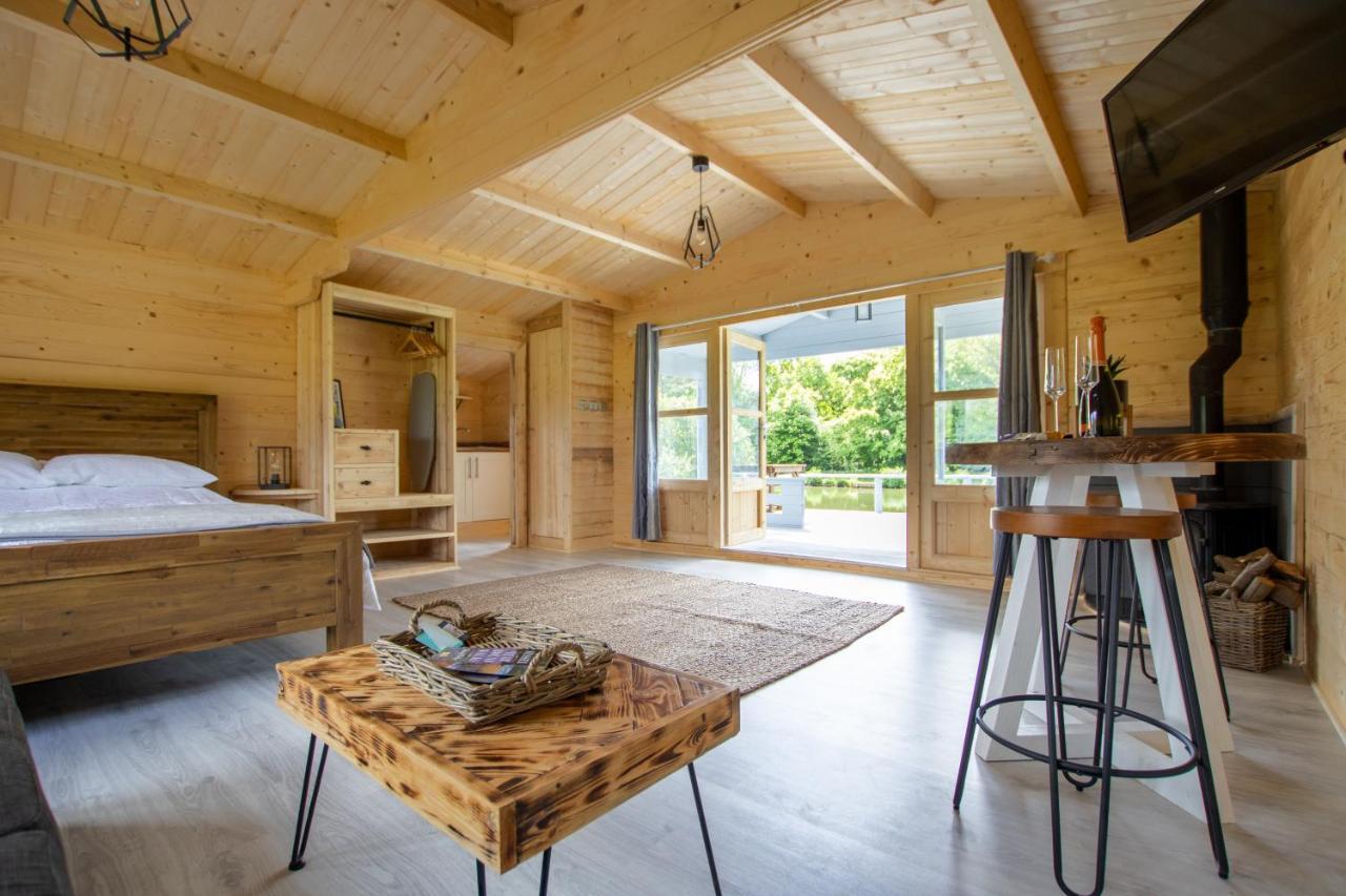 Choller Lake Lodges - Primrose Cabin With Private Hot Tub อารันเดล ภายนอก รูปภาพ