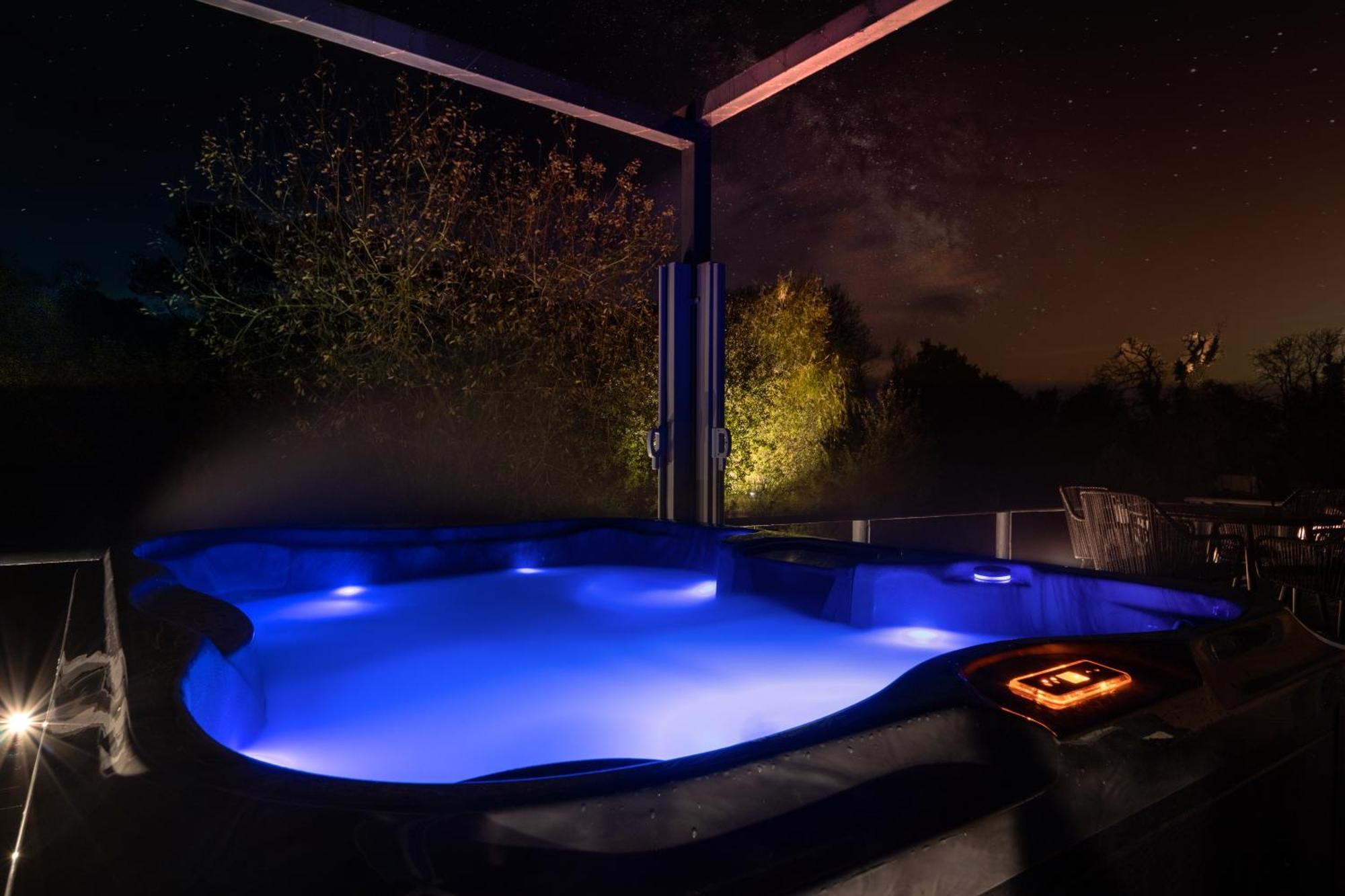 Choller Lake Lodges - Primrose Cabin With Private Hot Tub อารันเดล ภายนอก รูปภาพ